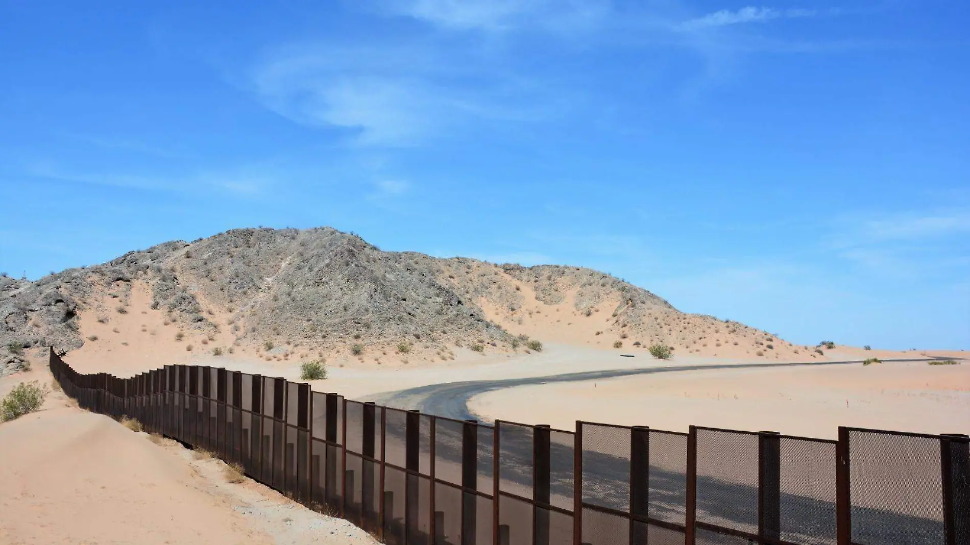 Autoridades de ambos lados de frontera advierten de los peligros que conlleva el cruzar por el desierto